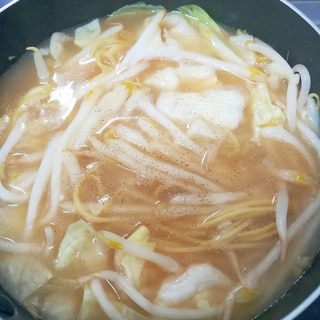 棒ラーメンアレンジ☆たっぷりもやしとキャベツ入り